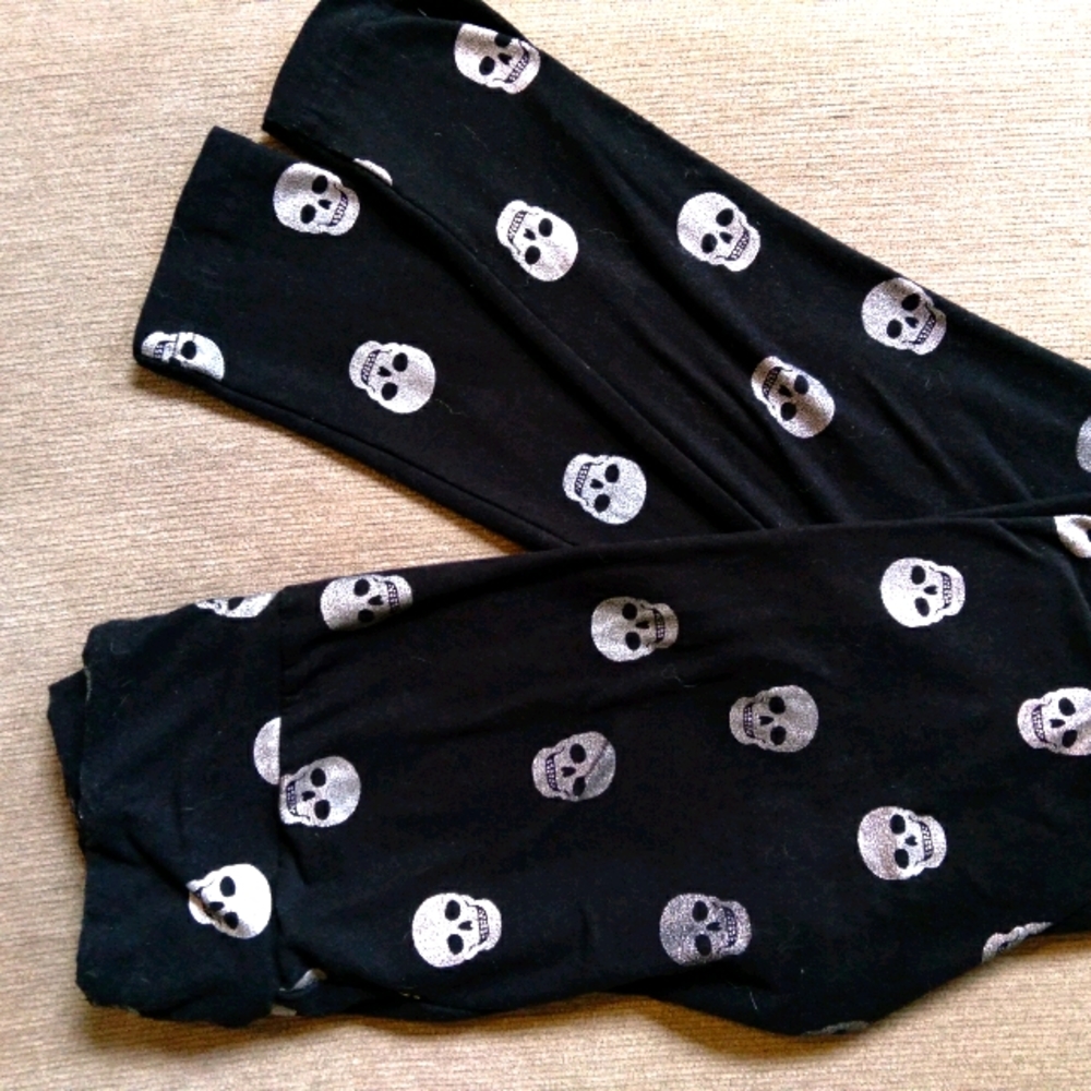 💀Black and Silver Skull Leggings💀